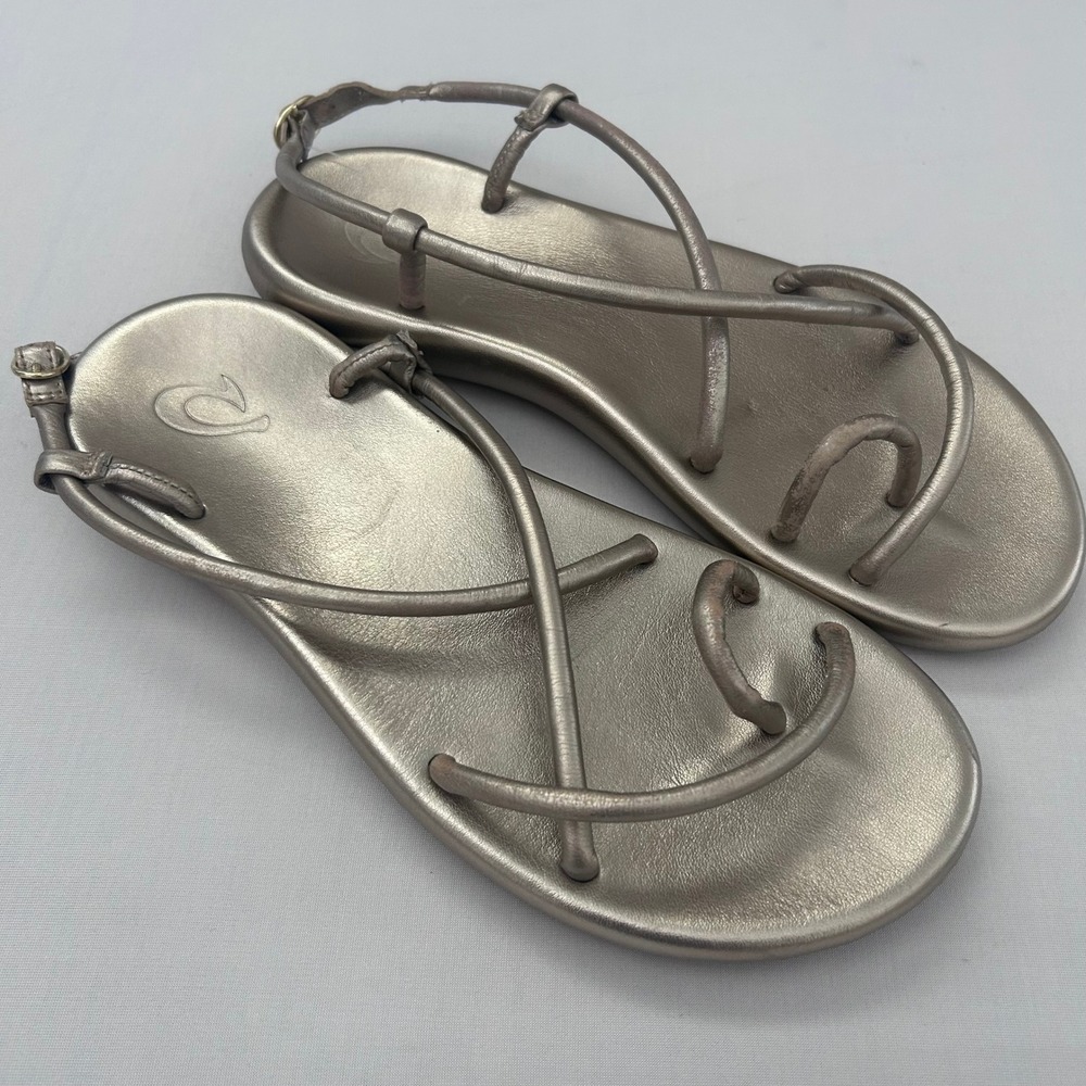 OluKai Pua Sandals Womens 9 Silver Leather Strappy Toe Loop Ankle Strap Buckle